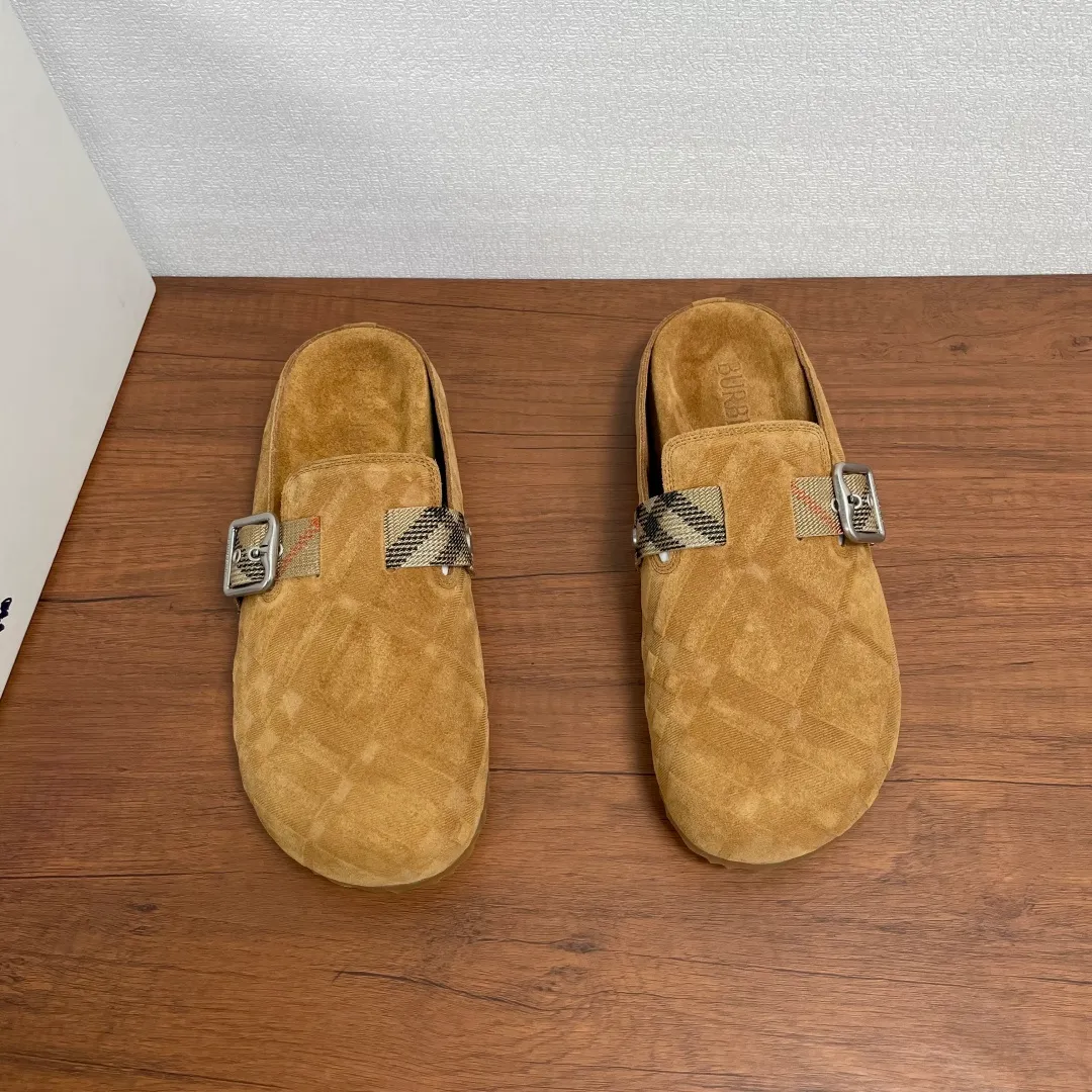 P380 Burberry's new men's checkered leather Urchin half-flop. This half-flop sandal is made of soft suede cowhide with signature embossing on the upper. It is fully lined with cowhide and has an adjustable B-shaped buckle strap. It is decorated with the signature sand-colored Burberry check pattern of jacquard worsted. The upper wraps around the midsole and is paired with a sole made of the same upper material with an embossed logo on the heel and a wavy rubber outsole embellished with the Burberry lettering. Fashionable and casual! Comes with full set of original packaging dust bag! Code number: 39-40-41-42-43-44 standard code (38/45 can be customized and returns and exchanges are not supported) No. 012